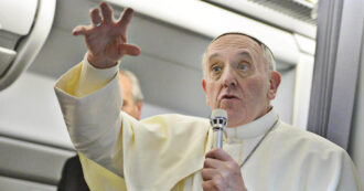 Copertina di Papa Francesco, distinguo sulle coppie gay. “Benediciamo le persone, non il peccato. Di un imprenditore non ci chiediamo se ruba”