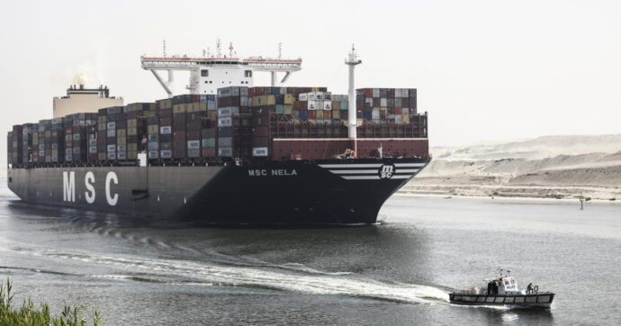 “Nessun legame con Israele”. Ora le navi cargo lanciano segnali per garantirsi un transito sicuro nel mar Rosso