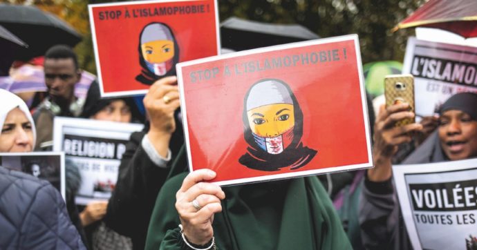 Divieto di abaya: la crociata di Attal contro gli abiti islamici infiamma Parigi