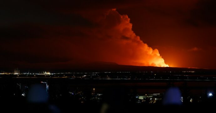 Islanda, nuova eruzione vulcanica a sud di Rejkyavik: dichiarato lo stato d’emergenza. Evacuata anche la città di Grindavík