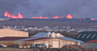 Copertina di In Islanda la lava minaccia di inghiottire Grindavik: bruciate le prime case – Video