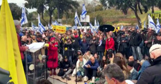 Copertina di “Vai a casa, non hai più nulla da distruggere”: manifestanti chiedono le dimissioni di Netanyahu: la protesta a Gerusalemme