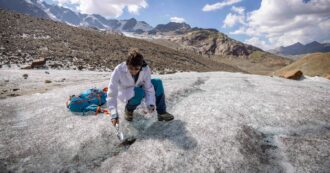 Copertina di “Cellophane e altre microplastiche sui ghiacciai di Lombardia e Valle d’Aosta”. Sotto accusa anche gli impianti sciistici