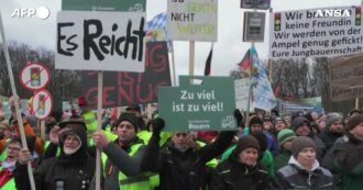 Copertina di Agricoltori di nuovo in piazza a Berlino: più di 8mila persone davanti alla porta di Brandeburgo per protestare contro il taglio dei sussidi – Video