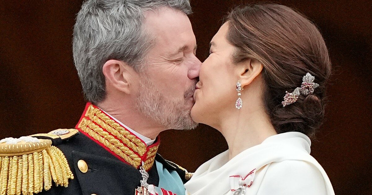 Il re e la regina che si incontrarono in un pub, il destino previsto dai tarocchi: la storia d’amore di Mary e Frederik di Danimarca