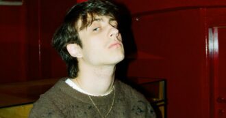 Copertina di Sanremo 2024, Sangiovanni a FqMagazine: “’Finiscimi’ racconta il mio addio a Giulia Stabile, ma è anche un invito a crescere”