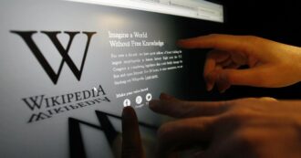 Copertina di Wikipedia nacque oggi, la sfida su fonti e autorevolezza che dura da oltre vent’anni. “Demonizzare l’enciclopedia? Sbagliato”