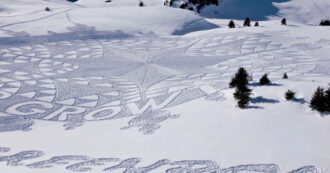 Copertina di “La vita è più importante della crescita economica”: attivisti di Greenpeace disegnano sulla neve il messaggio ai potenti di Davos