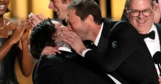 Copertina di Scatta il bacio nella notte degli Emmy tra gli attori/chef Ebon Moss-Bacharach e Matty Matheson: “Ti amo”