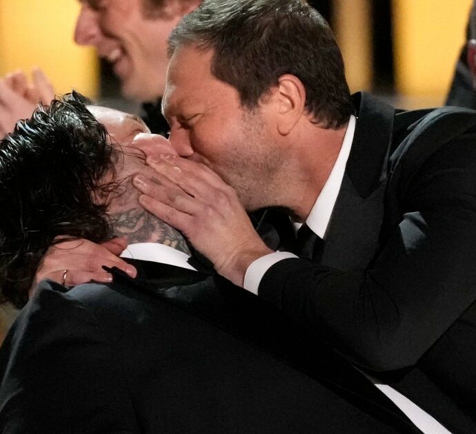 Scatta il bacio nella notte degli Emmy tra gli attori/chef Ebon Moss-Bacharach e Matty Matheson: “Ti amo”