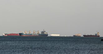 Copertina di “Verso una missione navale Ue nel Mar Rosso” per proteggere i cargo dagli attacchi Houthi. E Shell sospende le spedizioni attraverso Suez
