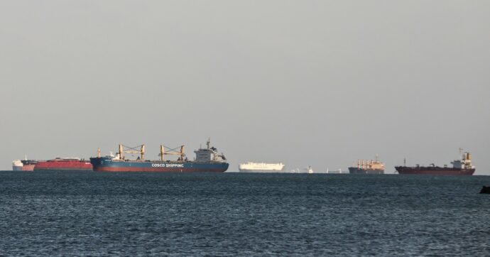 “Verso una missione navale Ue nel Mar Rosso” per proteggere i cargo dagli attacchi Houthi. E Shell sospende le spedizioni attraverso Suez