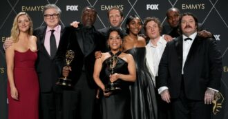 Copertina di Emmy Awards 2024, ecco chi ha vinto: niente da fare per Sabrina Impacciatore e Simona Tambasco. Momenti top con le reunion dei cast dei telefilm storici