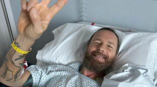 Copertina di Jovanotti, 8 ore di intervento al femore. Il post dal letto d’ospedale: “Non avrei più potuto camminare senza stampelle, ora riparto. E scrivo canzoni”