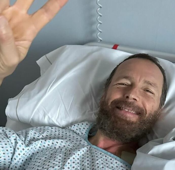 Jovanotti, 8 ore di intervento al femore. Il post dal letto d’ospedale: “Non avrei più potuto camminare senza stampelle, ora riparto. E scrivo canzoni”