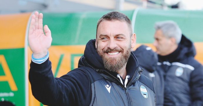 Copertina di Per i giallorossi inizia l’era Daniele De Rossi: grazie a lui  per il cuore, ma la società si conferma squallida