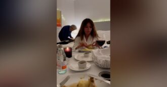 Copertina di Sabrina Impacciatore e la notte prima degli Emmy Awards: mangia una coscia di pollo mentre un sarto messicano “salva” l’abito – Video