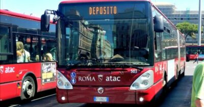 Copertina di Roma, aggressione razzista su un bus di linea in centro: eseguite 4 misure cautelari