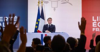 Copertina di Congedo parentale e lotta all’infertilità, Macron ora usa la retorica del “riarmo demografico”. Le proteste: “Lasci in pace i nostri uteri”