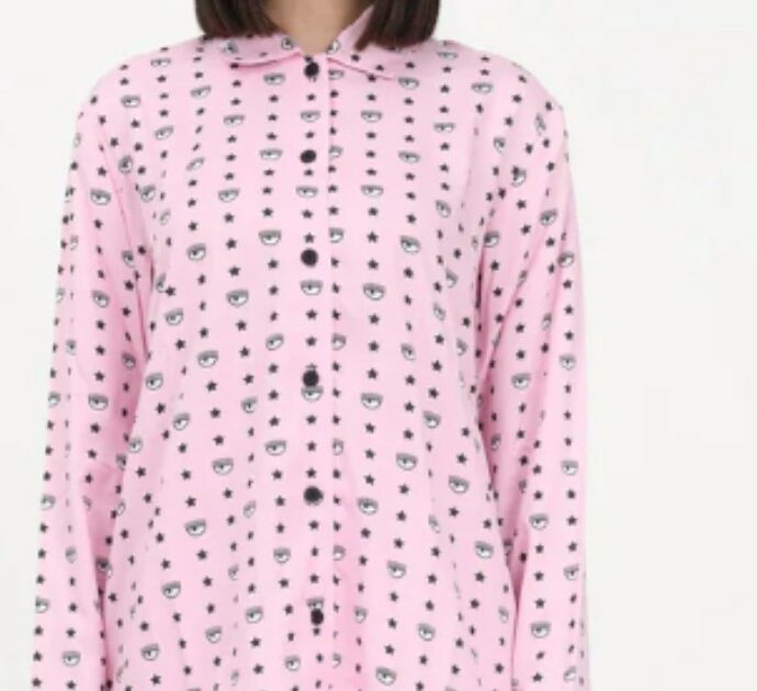 Mette in vendita online un pigiama di Chiara Ferragni, gli haters la insultano: “Esiste ancora chi compra le sue cose?”