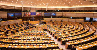 Copertina di Il Parlamento Ue chiede di “contrastare le ingerenze russe”: Fdi, Lega e M5s si astengono
