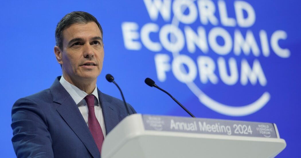 “Aiutateci a dare alla gente una vita migliore”: l’appello del premier spagnolo Sànchez agli imprenditori presenti a Davos