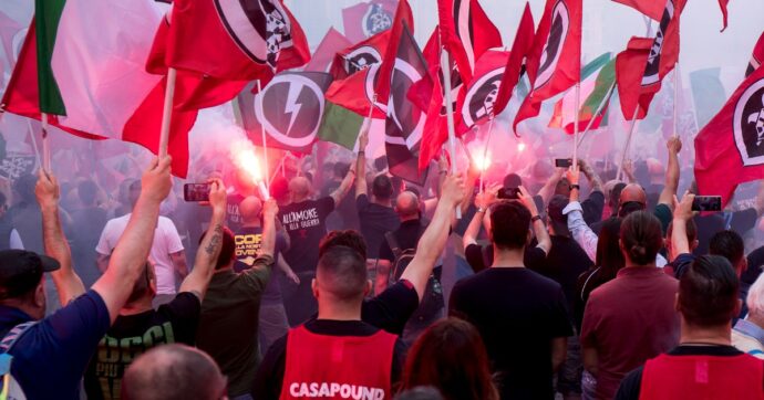 Napoli, aggredito per una spilla antifascista: indagati 5 militanti di CasaPound. Quattro di loro erano anche ad Acca Larentia