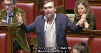 Copertina di Sgarbi e il quadro rubato, Ricciardi (M5s): “Colpite chi protesta ma vi tenete lui che è accusato di furto. Guardatevi in casa”