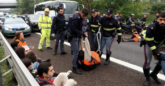 Ecoattivisti, il governo inasprisce le sanzioni Condannati 3 ragazzi di Ultima Generazione