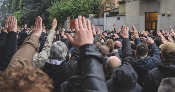 Saluto fascista, non basta il braccio teso per il reato