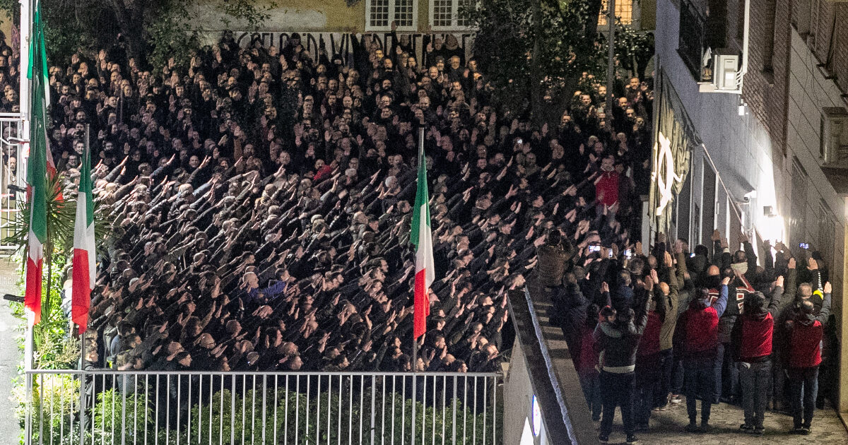 “Il saluto romano non è reato senza il concreto pericolo del ritorno del fascismo”: così la Cassazione “salva” le braccia tese di Acca Larentia