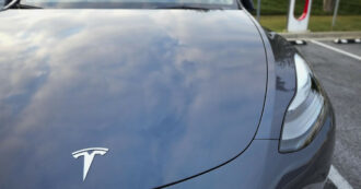 Copertina di Tesla Model Y supera Dacia Sandero: è la più venduta in Europa nel 2023. La prima volta di un’elettrica