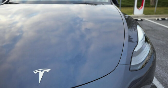 Tesla Model Y supera Dacia Sandero: è la più venduta in Europa nel 2023. La prima volta di un’elettrica