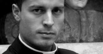 Copertina di Il calendario dei preti “lo comprano protestanti, appartenenti al mondo gay, signore… La moglie di un pastore lo compra per regalarlo al marito”: parla l’autore Piero Pazzi