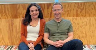 Copertina di Si dimette dopo 14 anni Sheryl Sandberg, la storica direttrice di Meta: la reazione di Mark Zuckerberg