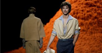 Copertina di Ciao eccessi e provocazioni: l’uomo è in giacca e cravatta