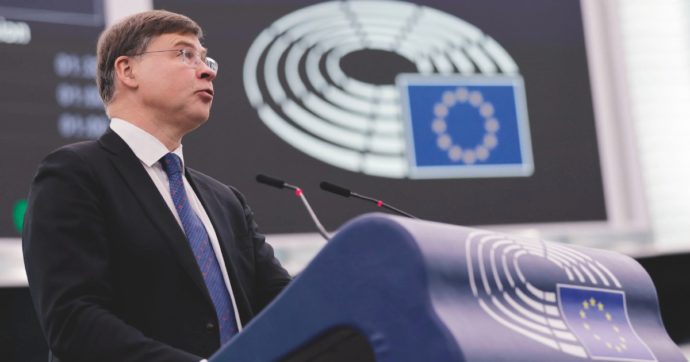 Copertina di Dombrovskis: “Italia fuori linea sui conti”. Il Mef: “Tutto già noto”