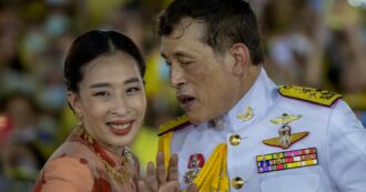 Copertina di Insulta sui social la Famiglia Reale della Thailandia: condanna record a 50 anni di carcere