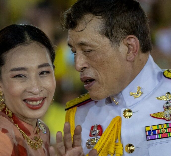 Insulta sui social la Famiglia Reale della Thailandia: condanna record a 50 anni di carcere