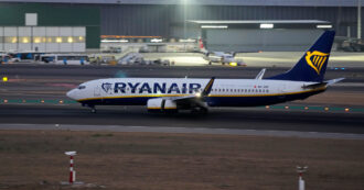 Copertina di Rissa a bordo Ryanair tra Londra e Lanzarote, il pilota è costretto ad atterrare in Portogallo: un arresto