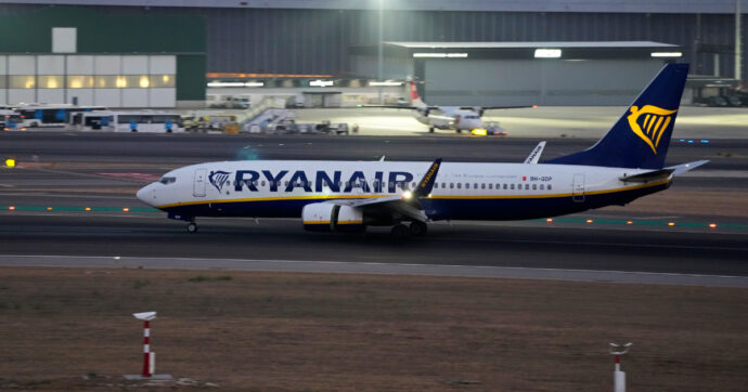 Rissa a bordo Ryanair tra Londra e Lanzarote, il pilota è costretto ad atterrare in Portogallo: un arresto