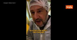 Copertina di Salvini è già in campagna elettorale e visita un pastificio (con tanto di cuffietta in testa): “Alla faccia di chi vuole la farina d’insetti” – Video