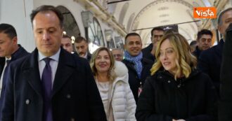 Copertina di Meloni in Turchia, la premier visita il Gran bazar di Istanbul e saluta i passanti: “Tornate in Italia”