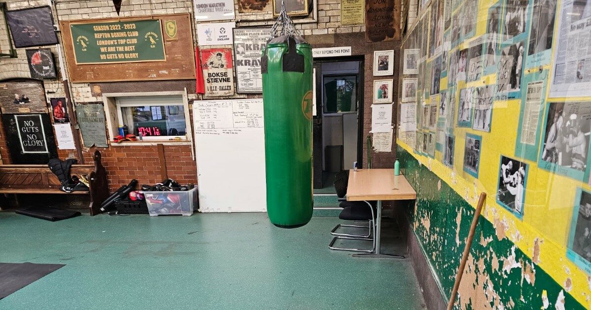 Viaggio nelle storiche palestre di boxe a Londra, dove i ragazzini calcano lo stesso ring dei campioni. Tra tanfo e musica, come in un film