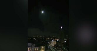 Copertina di Spettacolo a Berlino, il cielo viene illuminato dal passaggio di un asteroide – il video