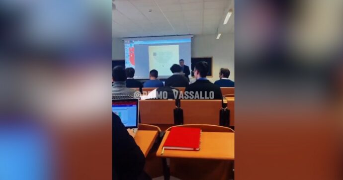 Copertina di Il professor Barbero va in pensione: il lungo applauso dei suoi studenti alla fine dell’ultima lezione