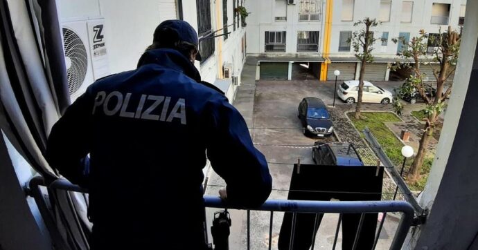 Napoli, i killer entrano in casa per ucciderlo: si getta dal balcone per sfuggire e muore