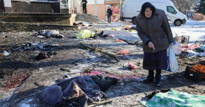 Bombe su un mercato nel Donetsk, almeno 25 vittime. Mosca accusa l’Ucraina: “È un attacco terroristico”