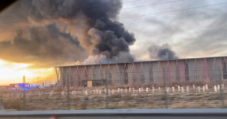 Copertina di Grosso incendio in Brianza, fiamme e fumo dalla Planet Farms di Cavenago: le immagini dalla A4