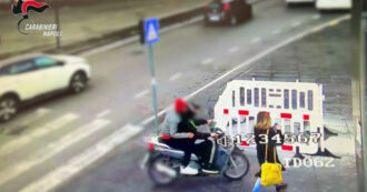 Copertina di Napoli, la trascinano per metri per rubarle il cellulare: due arresti. Il video dell’aggresione